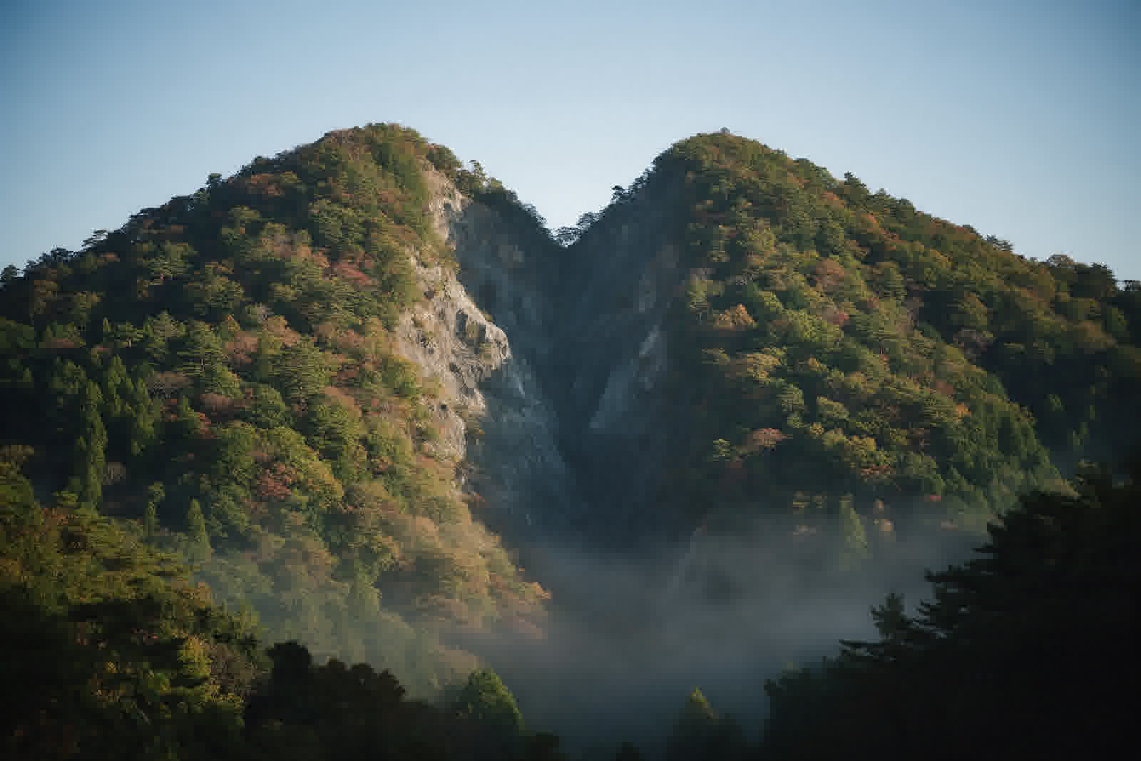 Doyu-no-Warito, a mountain split down the middle by hand
