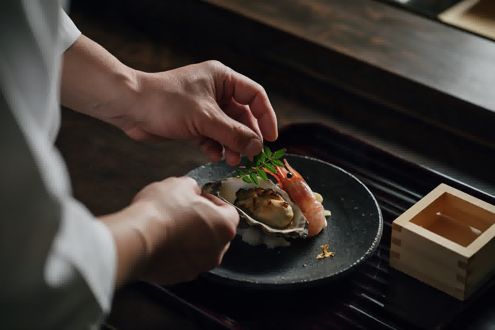 Kaiseki courses plated in lacquer and ceramic