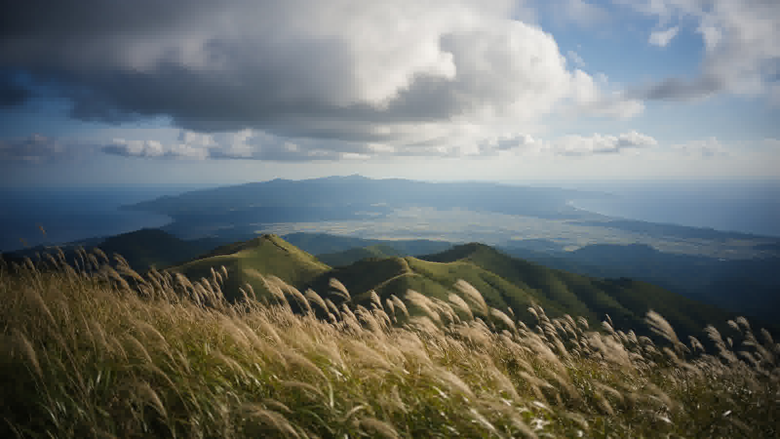 Kinpoku summit above cloud, wide island ridges